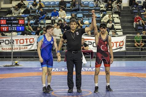 Ali Kayalı 20 Yaş Altı Serbest Güreş Türkiye Şampiyonası, Sakarya'da başladı